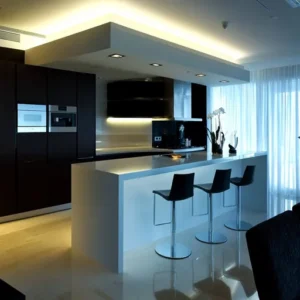 bela kuhinja sa sankom