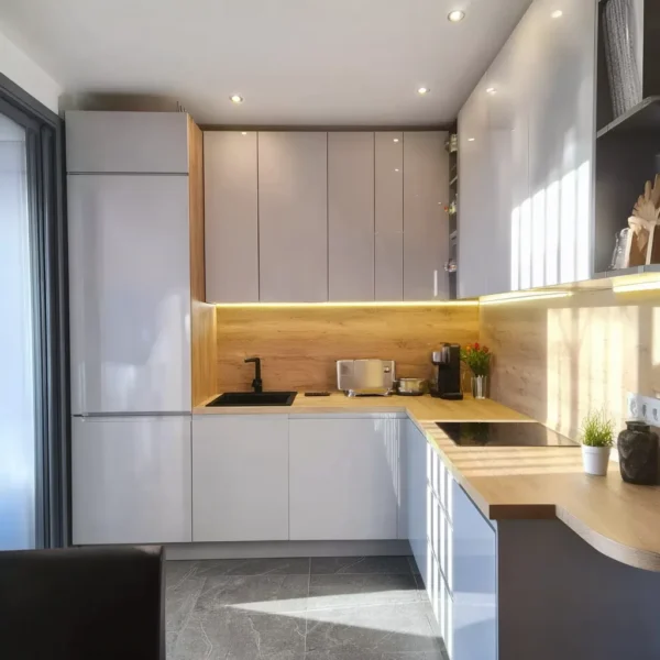 bela moderna kuhinja