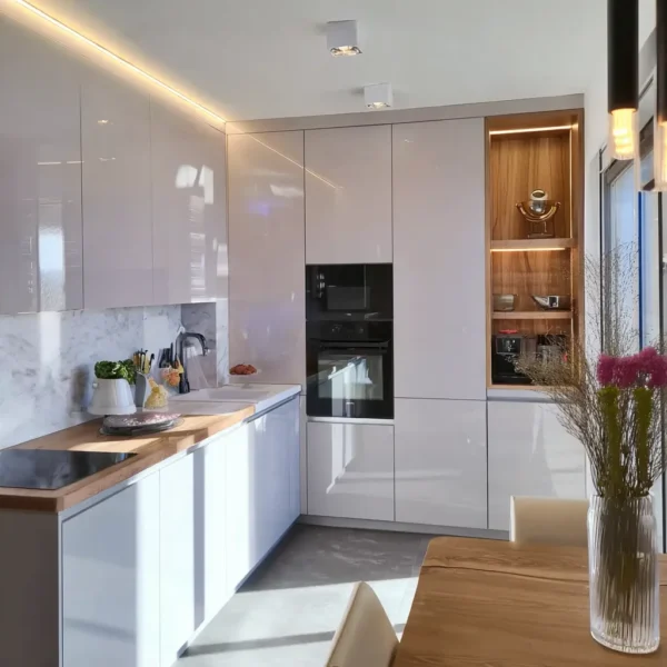 bela moderna kuhinja