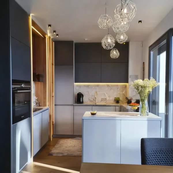 bela moderna kuhinja