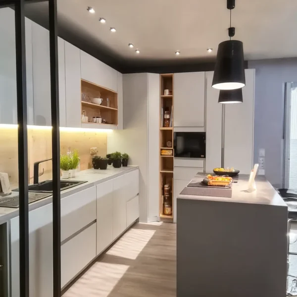 bela moderna kuhinja